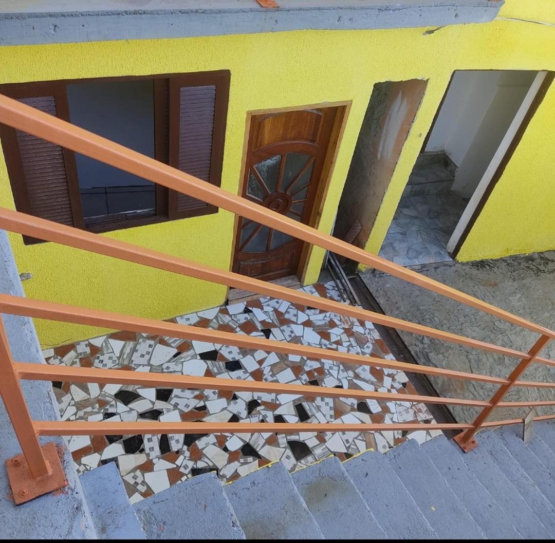 My Yellow House/ Em Apartamento